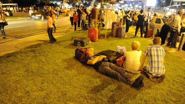 Многим пассажирам пришлось провести ночь на газоне у аэропорта