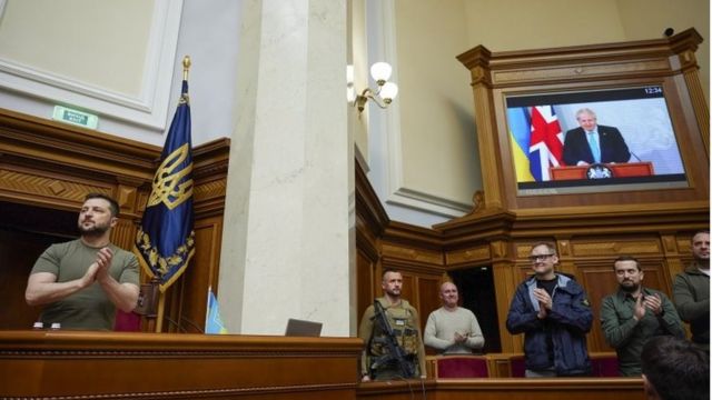 جونسون يخاطب، عبر الفيديو، البرلمان الأوكراني يوم 3 مايو/آيار الماضي.