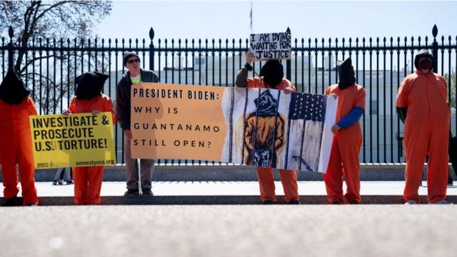 متظاهرون يطالبون بإغلاق معتقل خليج غوانتانامو يتجمعون أمام البيت الأبيض في واشنطن العاصمة، في 2 إبريل/ نيسان 2022.