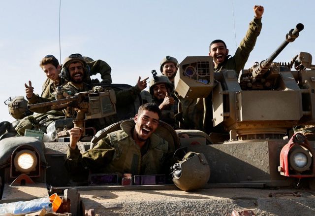 Soldados alegres en un tanque