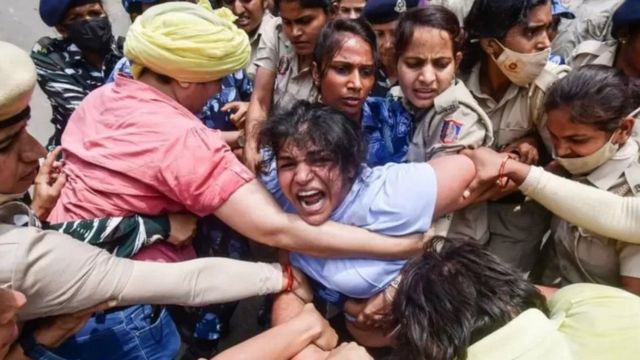 दिल्ली पुलिस ने पहलवानों को जंतर-मंतर से हटाया, एक महीने में अब तक क्या  क्या हुआ - BBC News हिंदी