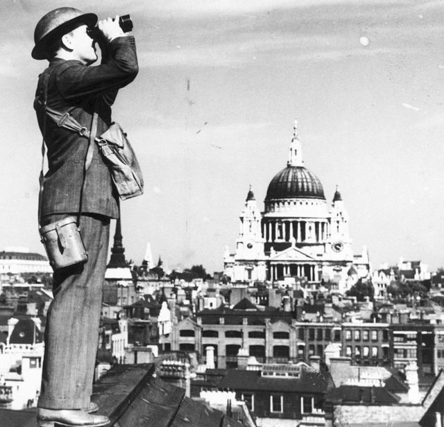 Soldado inglês olhando avião no céu de Londres