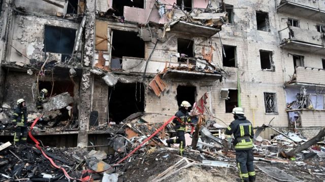 Edificio de apartamentos en Kiev alcanzado por fuego de mortero.