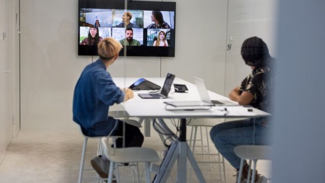 Personas conectadas en una teleconferencia.