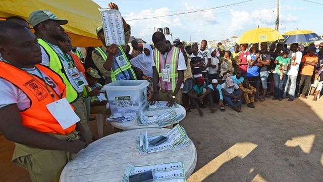 A picture taken on September 22, 2018 shows as an electoral officer raises a ballot to count results in Ede, near Osogbo, Osun State in southwest Nigeria.