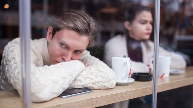 Pessoas entediadas em um café