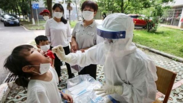 تجري السلطات في ووهان اختبارات صارمة لاكتشاف مزيد من الإصابات بفيروس كورونا