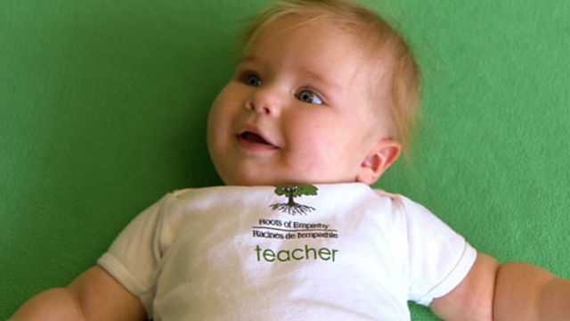 Naomi Rose Nichols con su camiseta de "maestra"