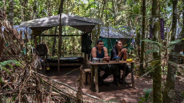 Dos guerrilleros de las FARC.
