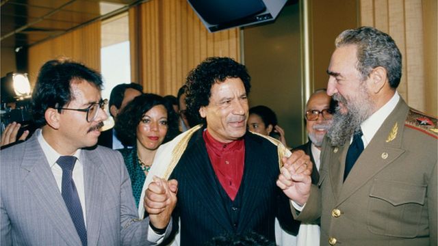 القذافي وكاسترو وأورتيغا خلال القمة الثامنة للحركة التي عقدت في هراري عاصمة زيمبابوي عام 1986