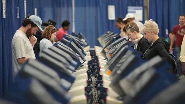 イリノイ州シカゴの投票所で期日前投票する人たち