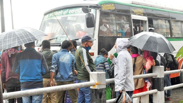 भक्तपुरको गठ्ठाघरमा बस चढ्दै यात्रुहरू