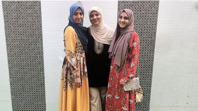 الأخوات الثلات مزنة ونبيلة وسارة ارتدين الحجاب في أوقات مختلفة