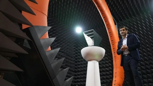 Homem em sala com pontas cinzas