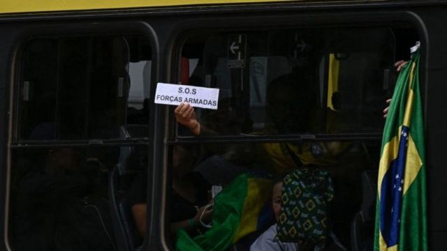 Bolsonaristas radicais são levados em ônibus para prisão