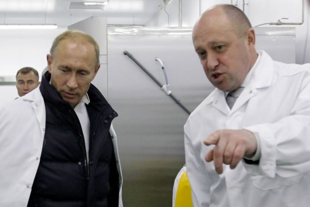 Prigozhin junto a Putin, inspeccionan una de las fábricas del ahora disidente ruso.