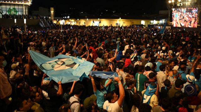 Una multitud celebra la victoria de Bukele