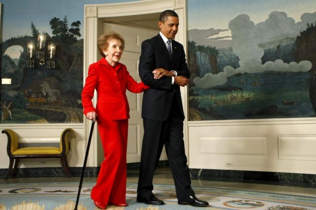 ロナルド・レーガン生誕100年記念行事の委員会設置法署名式に出席したナンシー夫人とオバマ大統領（2009年、ホワイトハウス）