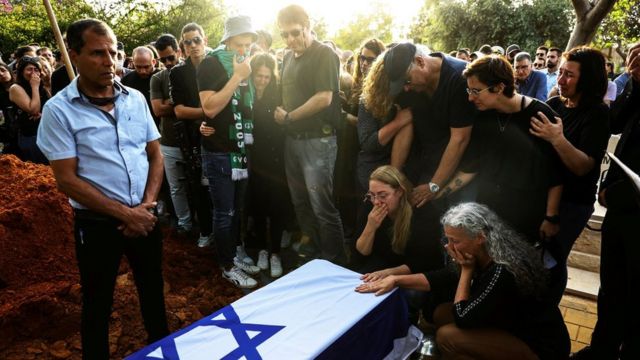 أصدقاء وأقارب ينعون بجانب نعش إيتام ماجيني، الذي قُتل خلال هجوم نفذه مسلح فلسطيني على حانة في تل أبيب ، خلال جنازته في كفار سابا ، إسرائيل (10 أبريل 2022)