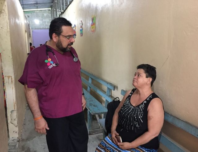 Médico con mujer en 28 Millas, Costa Rica. (Foto: Tamara Gil/BBC Mundo)