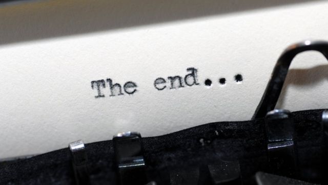 "El fin" escrito en página con máquina de escribir