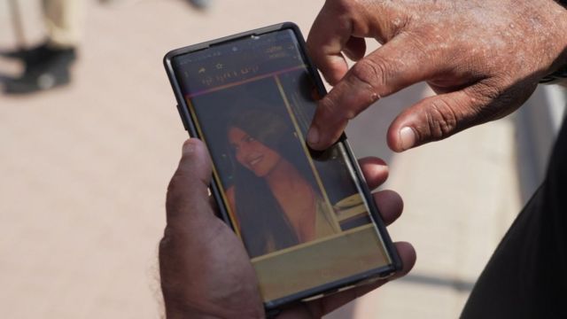 اسرائیل تصویر دخترش را روی تلفن به ما نشان داد