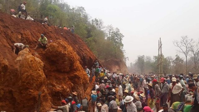 မြေစာတွေမှာ ကျောက်ရွှေ တွေ့ရှိတယ်ဆိုပြီး ဒေသခံထောင်ချီက လာရောက် တူးယူ