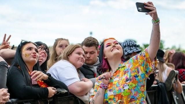 Mae Stephens taking a selfie with fans