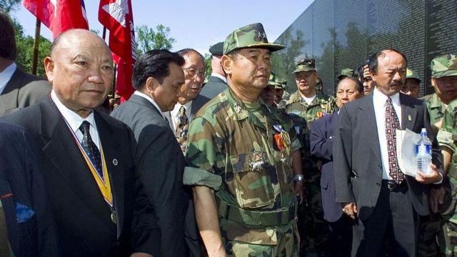 Cựu tướng Hmong Vàng Pao (trái) với các cựu chiến binh Lào sau khi đặt vòng hoa tại Đài tưởng niệm Việt Nam ở Washington, DC ngày ngày 11/5/2000, đánh dấu 25 năm kết thúc Chiến tranh Việt Nam ở Lào.