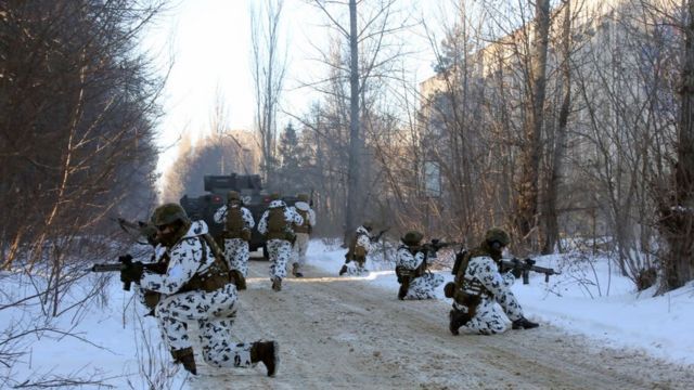Las tropas ucranianas llevan a cabo a principios de febrero un simulacro de defensa ante un ataque ruso