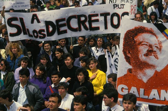 Manifestación contra el cartel de Medellín, incluido un retrato de Luis Carlos Galán, político asesinado una semana antes, el 25 de agosto de 1989