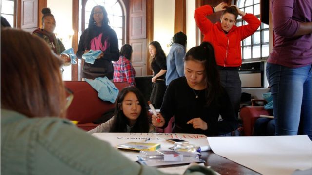 2018年9月13日，哈佛学生在准备支持平权游行的标语。