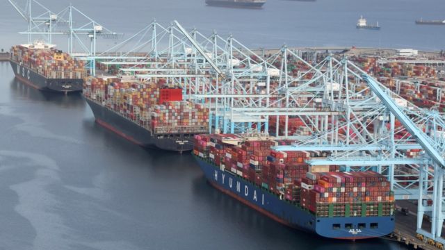 Dezenas de navios porta-contêineres aguardam para descarregar suas cargas nos portos dos EUA em outubro de 2021.