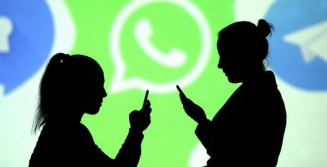 pessoas mexendo no celular