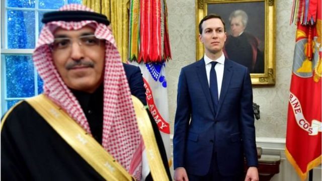 Penasehat Jared Kushner mengawasi di samping anggota delegasi Saudi pada pertemuan Presiden Trump dan Putra Mahkota Mohammed bin Salman.