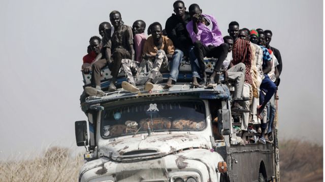 Refugiados huyen de la guerra en Sudán en el remolque de un camión