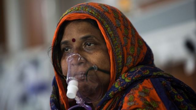 Una paciente en India en una unidad de cuidados intensivos.