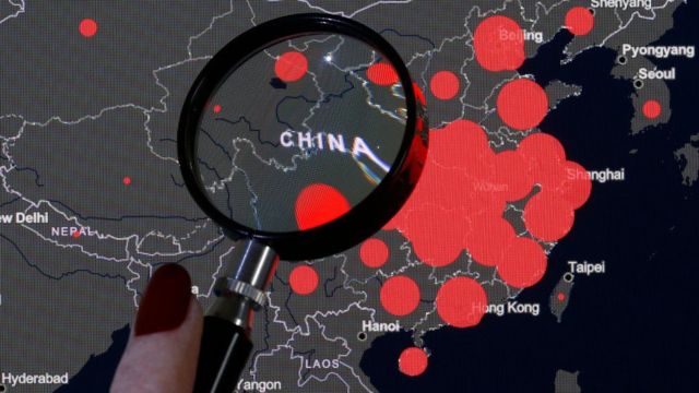 Mapa de casos con una lupa puesta en China.