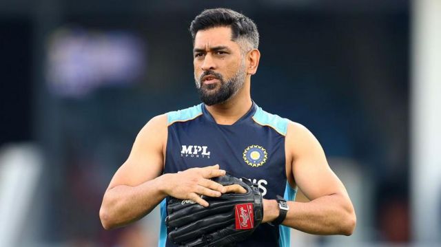 தோனி போட்ட வழக்கில் ஐபிஎஸ் அதிகாரிக்கு 15 நாள் சிறை: என்ன நடந்தது?