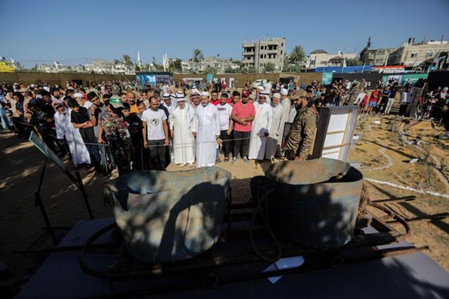 Miembros de Hamás muestran públicamente material utilizado para construir túneles en Gaza.