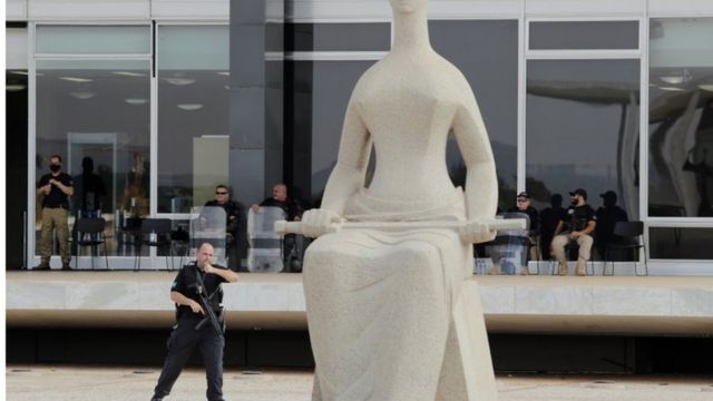 Seguran&ccedil;a em frente ao STF