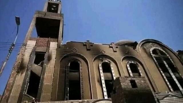 آثار الحريق بادية على كنيسة "أبي سيفين" في حي امبابة في محافظة الجيزة.