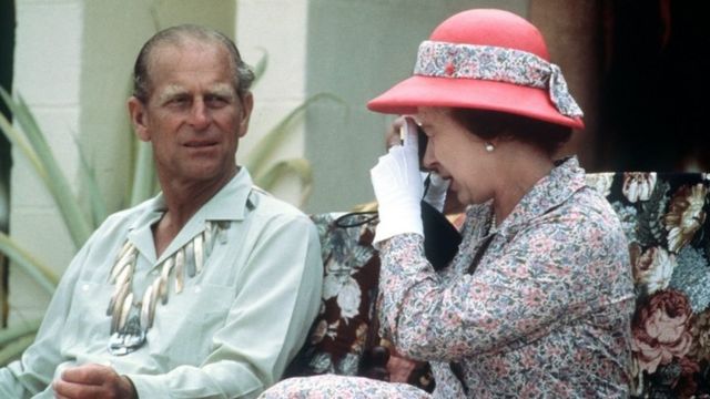 التقاط الملكة عندما كانت في الـ 56 من عمرها صورة للدوق فيليب خلال زيارتهما لجزر توفالو في جنوب المحيط الهادي في عام 1982