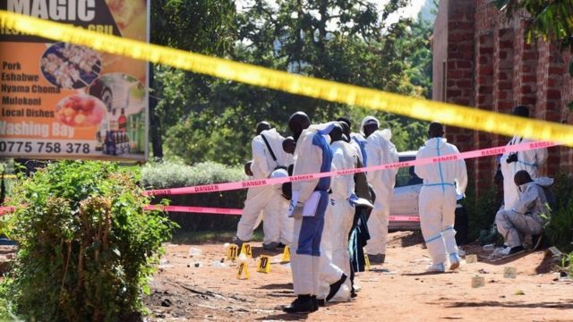 Maafisa wa kukabiliana na mabomu kufautia mlipuko wa bomu nchini Uganda
