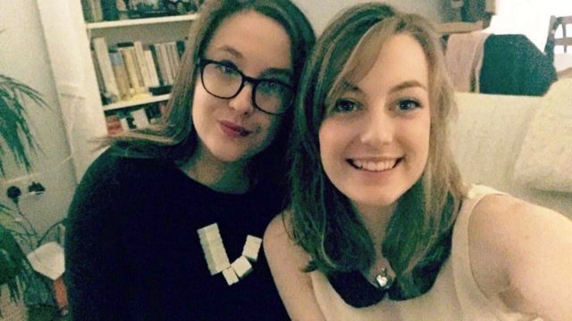 Jade y Bel se tomarn una selfie antes de salir a un bar en Londres