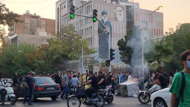 Ciudadanos protestan en las calles de Teherán.