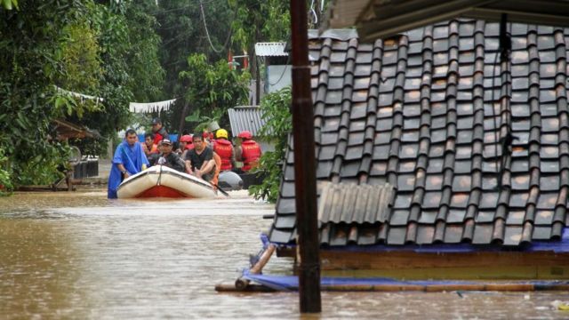 Personas en una lancha de rescate tras tsunami de Indonesia.