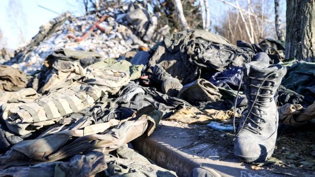 Вещи на месте разрушенного ПТУ в Макеевке