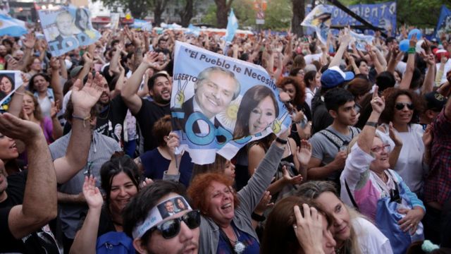 Alberto Fernández'in destekçileri, seçim sonuçlarını sokaklarda kutladı.