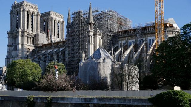Lateral da catedral de Notre Dame, em Paris